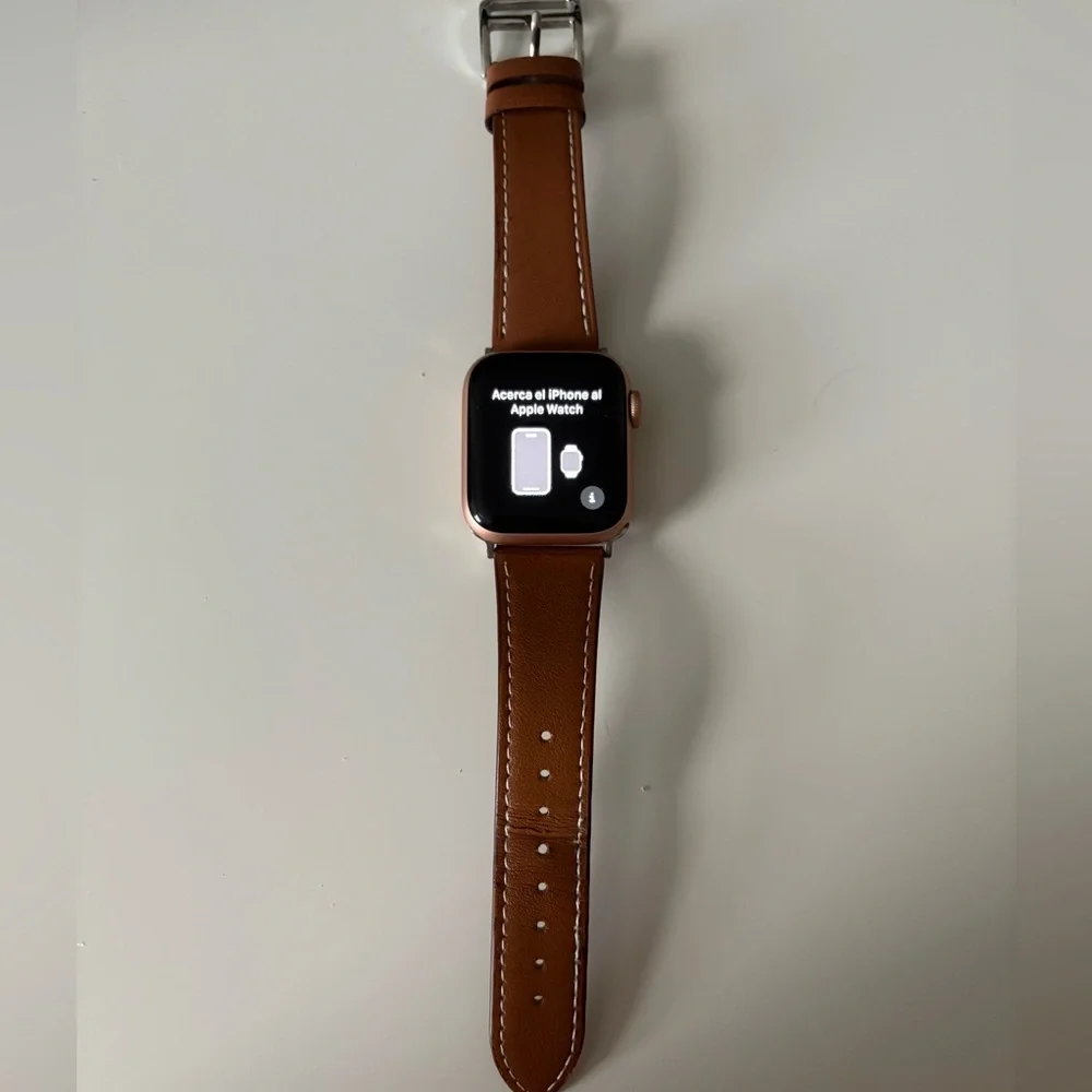 Rose Gold Apple Watch Series 5 40mm GPS with Two Bands + Charging cable